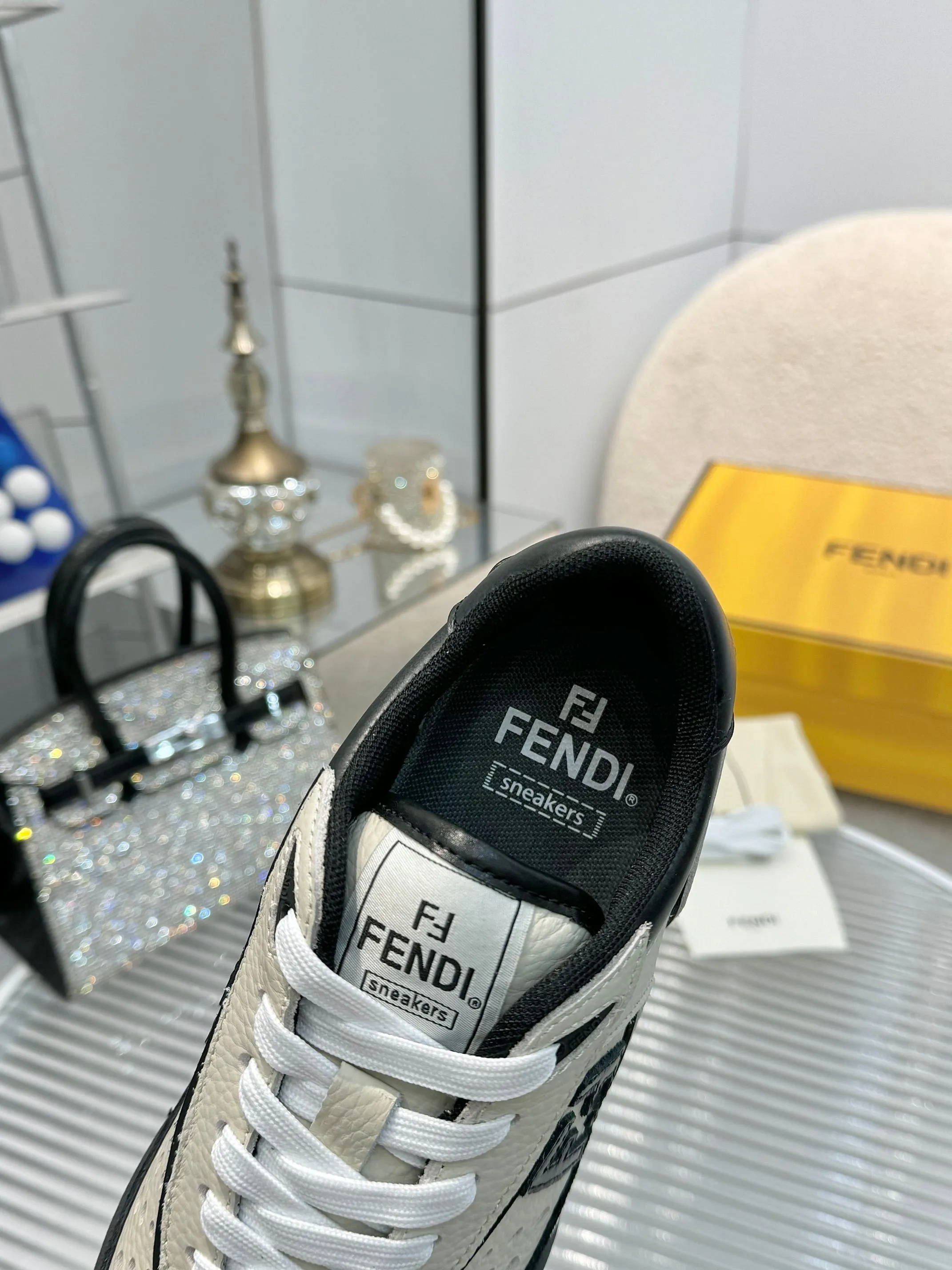p620🐮🐮New❤Top super A version💯 Fendi Fendi 2025 New Year's King Explosive Style🔥 Many💑stars have the same style FD match. Original purchase for RMB14440. One to one replica. Designer Kim Jones's first sneaker fendi match and Donkey brand Trainer basketball sneakers, fresh blood injection and FF retro design It combines fashion and super comfort. [Wise] Whoever doesn’t grab it will regret it [There are many shoe uppers on the market with different color matching and cut corners in workmanship. The color matching and craftsmanship of my shoe upper are absolutely the same as the genuine products at the counter. Welcome to compare. Feet: Mesh injection molding pads 🎯 Soles: Please look for the original molded multi-color TPU outsole (❌ non-rubber sole) 🎯 Size: Female 35-41 Male 38-45 🎯 Packaging: Original 1:1 matching high-end packaging 🎁